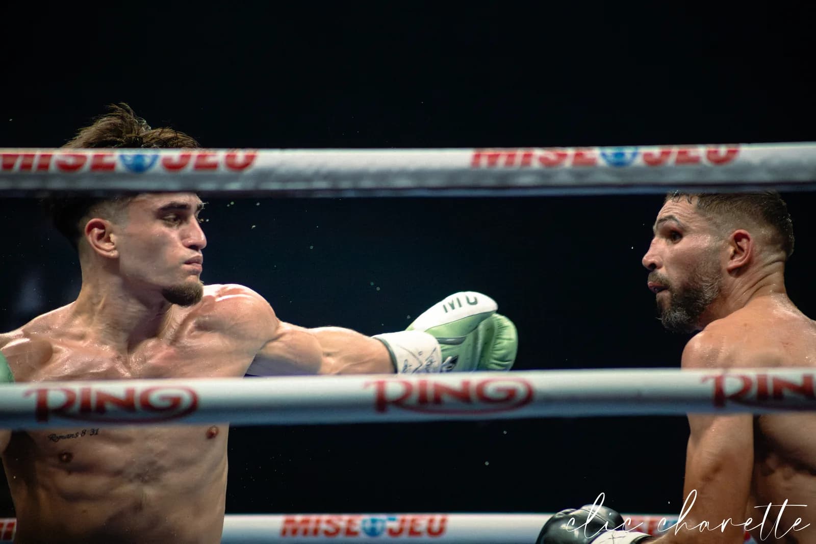 Deux boxeurs en plein combat — photographie de Dave Charette