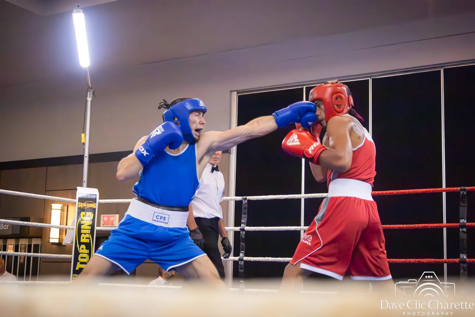 Deux boxeurs amateurs en action sur le ring — photographie de Dave Charette